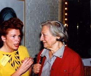 Ine Droogh-Goossens en Wina Born tijdens Proefschrift Wijn Concours in de Kersentuin in 1989