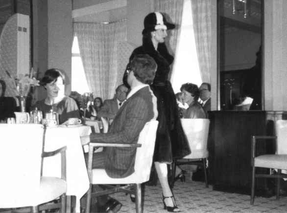 Diner met modeshow in Carlton hotel in 1976